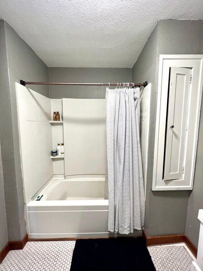 Building Photo - AVAILABLE JUNE - Charming 4 Bed 1.5 Bath Home