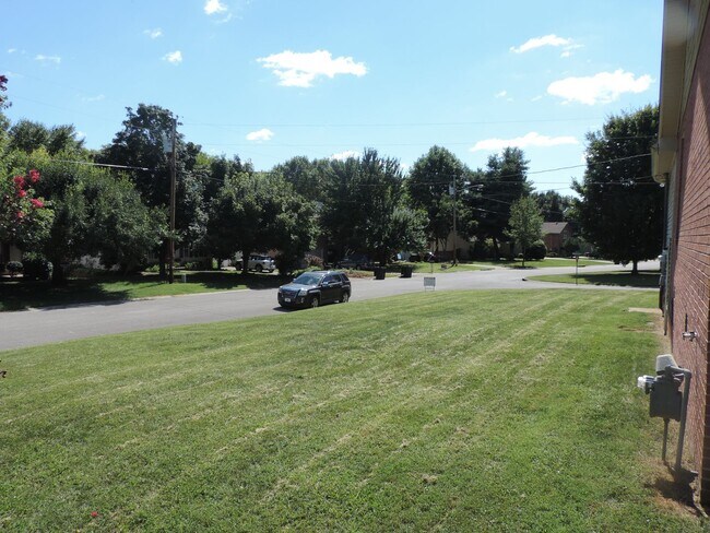 Building Photo - Stunning remodeled home in Franklin with a garage