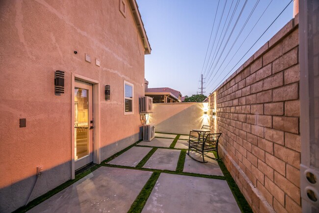 Building Photo - 48806 Barrymore St