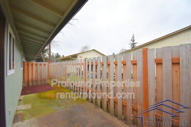 Building Photo - 742 SE 13th Ave