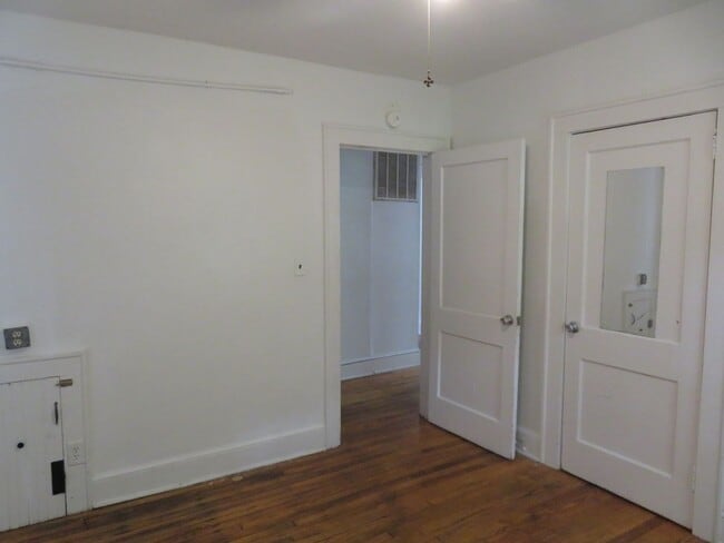 Building Photo - 815 Floral Ave