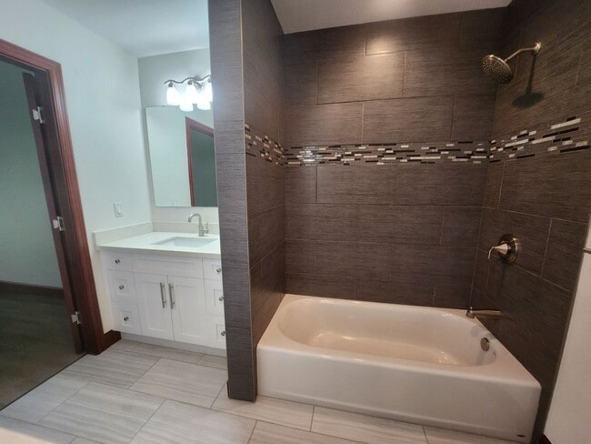 Building Photo - Luxury 3/2 Grated Community in South Kihei.