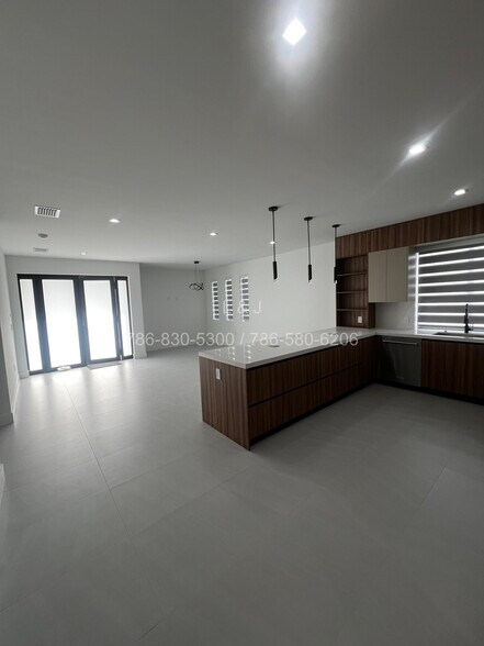 Building Photo - 920 SW 71st Ave