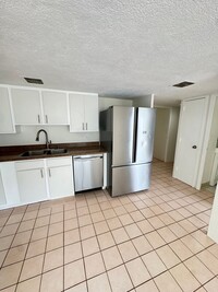 Building Photo - 3 Bed, 1 Bath, 1 parking ELECTRIC INCLUDED