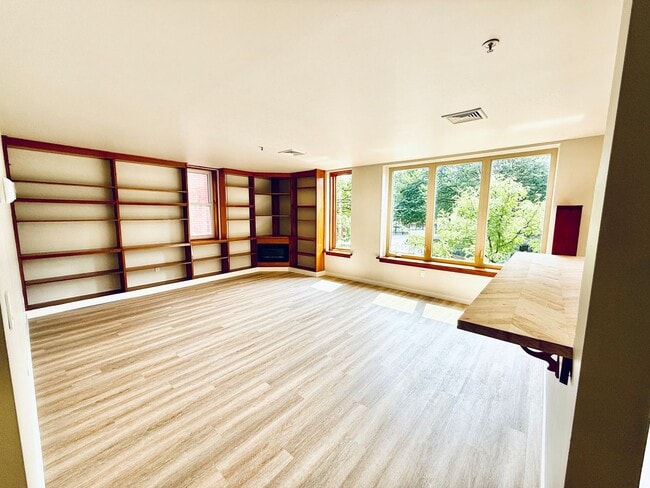 Primary Photo - Just listed for rent and ready - Stylish C...