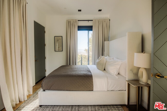 Building Photo - 13331 Mulholland Dr