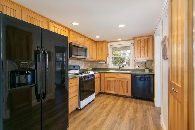 Building Photo - 2909 Meadow Ln