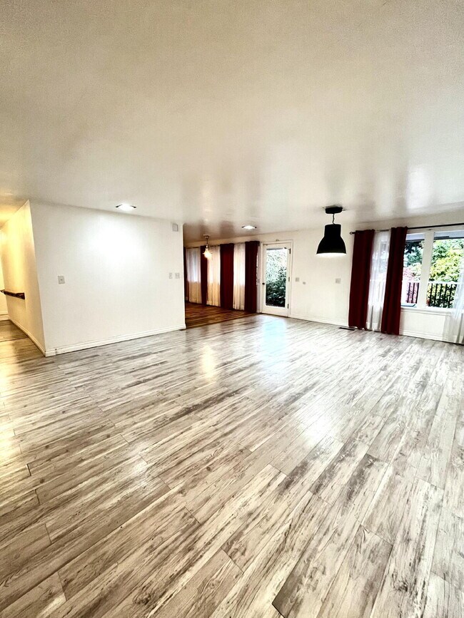 Building Photo - Secluded Puyallup Home with Full 2-Bedroom ADU and Panoramic City Views