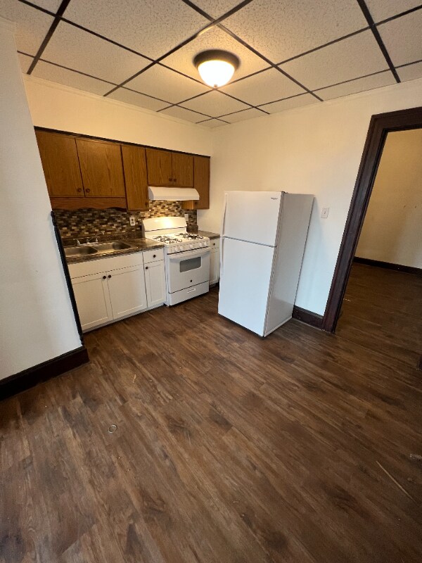 Building Photo - 838 Main St