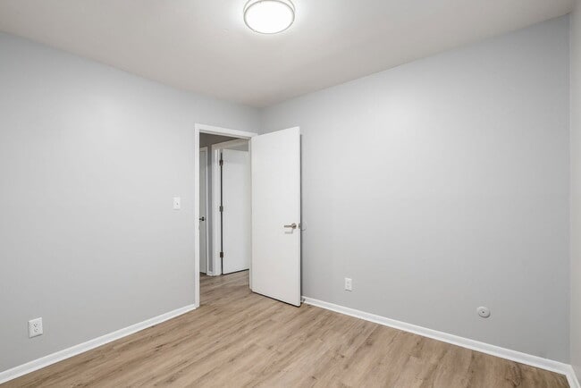 Building Photo - 558 Riverview Dr