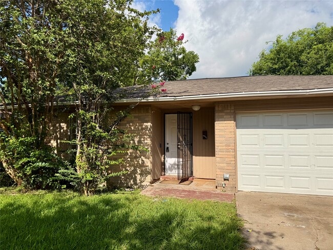 Building Photo - 12818 Segrest Dr