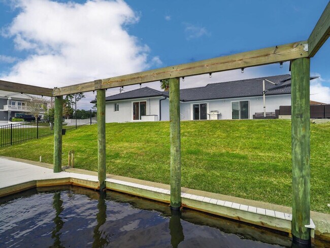 Building Photo - 2 Cedar Ct