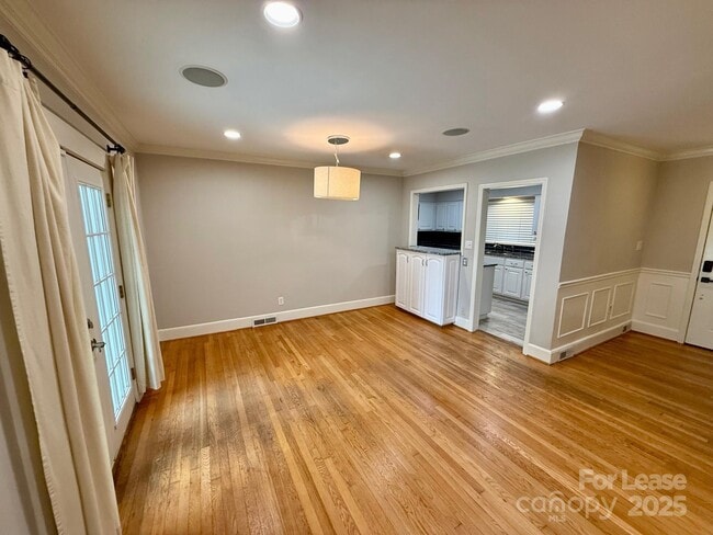 Building Photo - 1425 Montford Dr