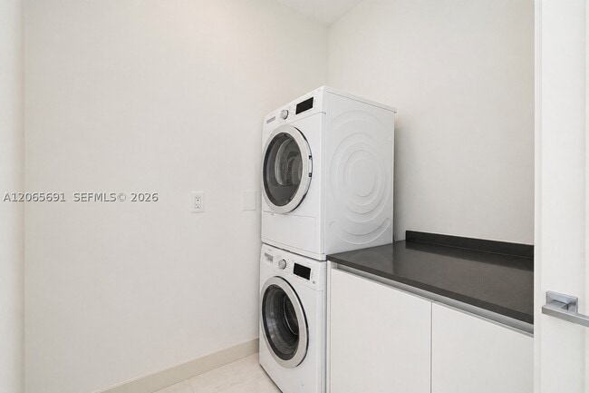 Building Photo - 300 Biscayne Blvd