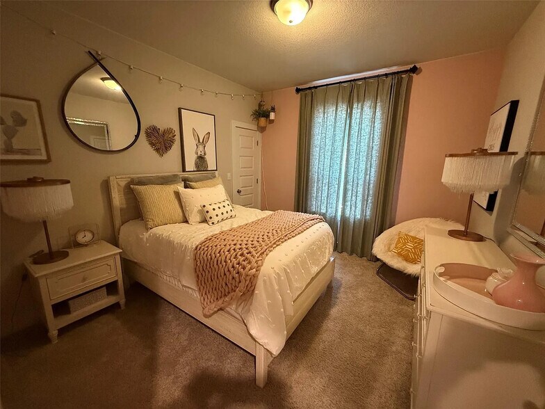 Building Photo - Room in House on Craven Hill Ln