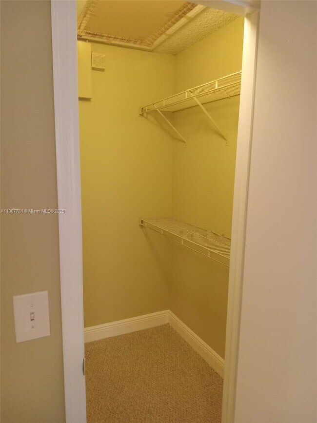 Building Photo - 595 Vista Isles Dr