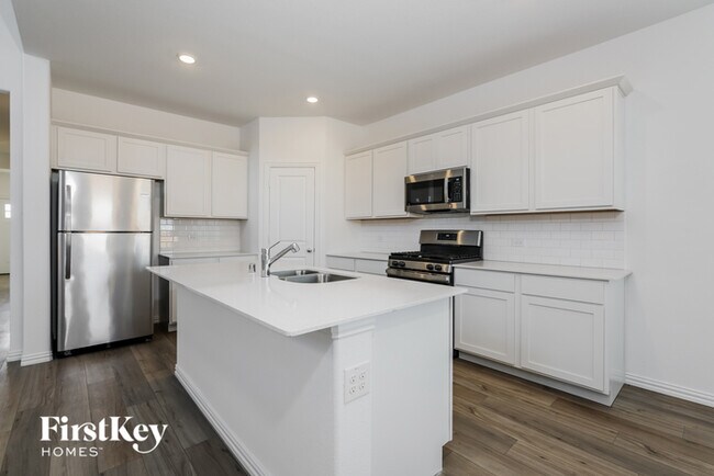 Building Photo - 2528 Northcote Dr