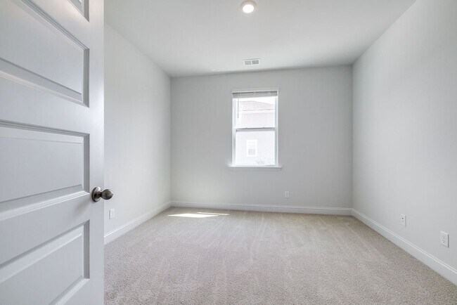 Building Photo - Beautiful 4 bedroom, 2 bathroom home locat...