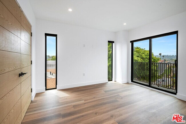 Building Photo - 354 1/2 Newland St