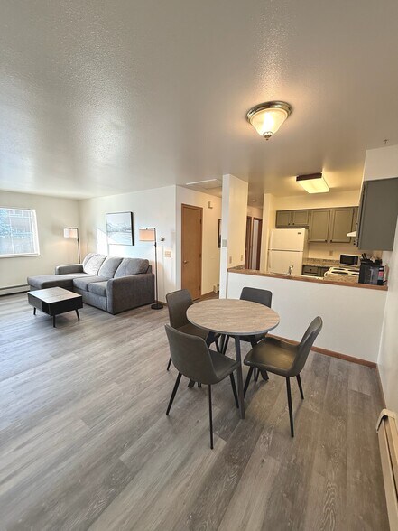 Building Photo - 1512 Lake Elmo Dr