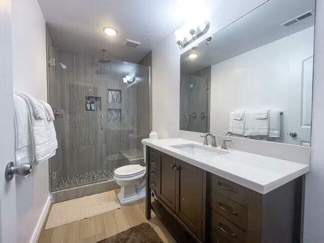 Building Photo - Fully Furnished 6 Bed, 3 Bath Home for Ren...