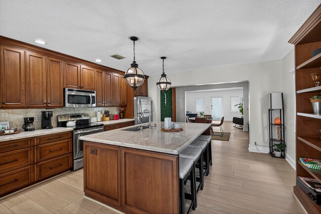 Building Photo - 510 NE 8th Ave