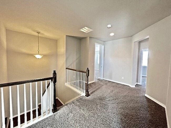 Building Photo - 5 Bedroom Home Close to Downtown Monument!!