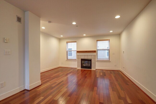 Building Photo - Elegant 2 Bedroom/1 Bath Town Home in Perf...