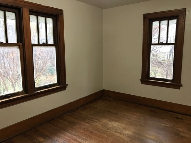 Building Photo - Spacious 4 Bedroom Home - Northside of Hol...
