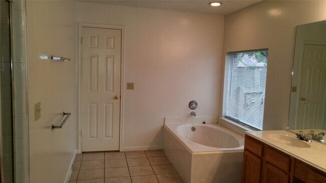 Building Photo - 22930 Indian Ridge Dr