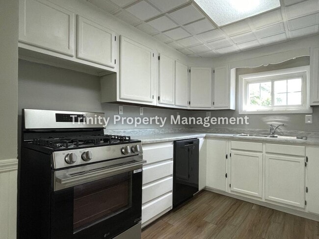 Building Photo - 27 Hathaway Dr