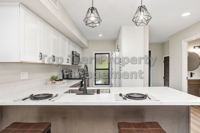 Building Photo - ***Remodeled 2 bed / 2.5 bath Condo in Cen...