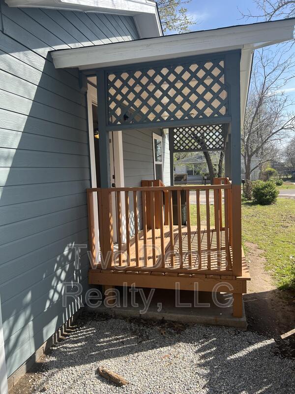 Building Photo - 221 W Himes St