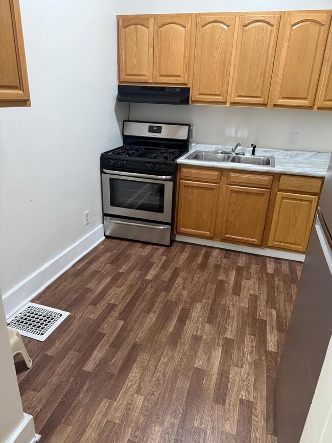 Building Photo - 932 E Market St