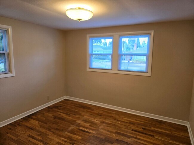 Building Photo - 3 Bedroom Home in a Flourishing Garden Property