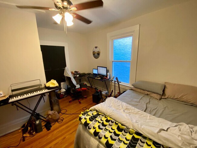 Building Photo - 5 bedroom /2 bath Mins. from UC for $750/pp ($3750/mo)! Off-Street Parking included!