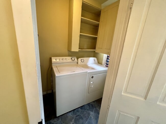 Building Photo - 533 W Walnut St