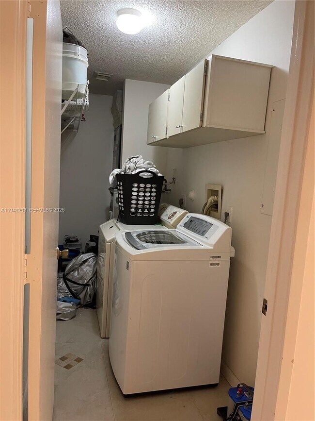 Building Photo - 1625 N 15th Terrace