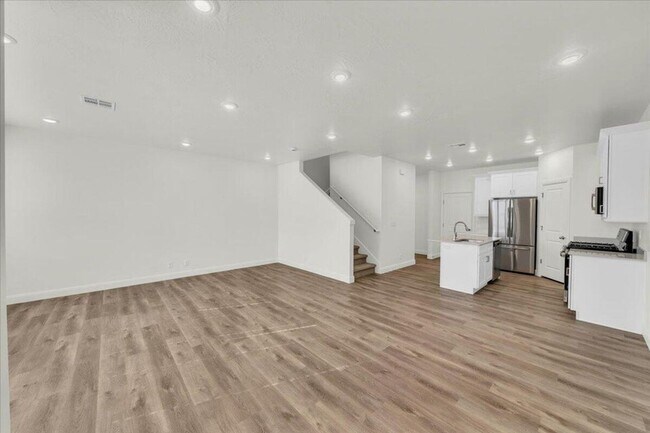 Building Photo - MODERN 3-BEDROOM TOWNHOME IN DESERT COLOR ...
