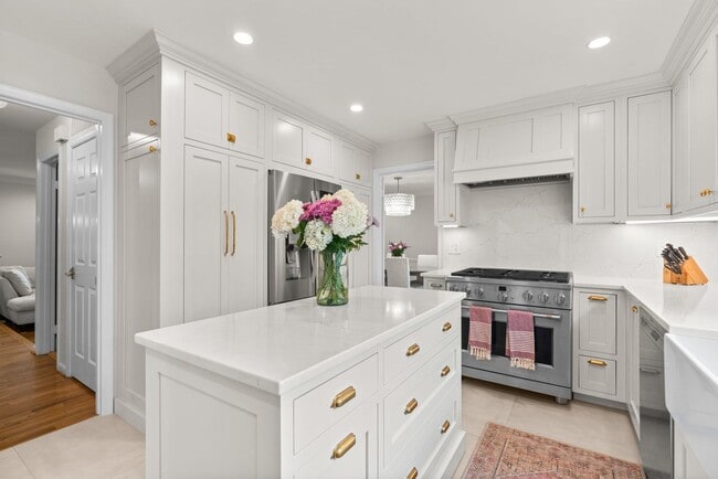 Building Photo - 4 Bed 4.5 Bath - Bethesda  Single Family Colonial - 2 Car Garage