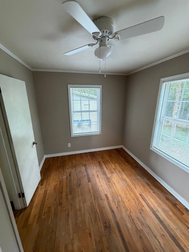 Building Photo - 4 bed 1 bath home