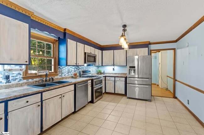 Building Photo - 405 Creek Dr