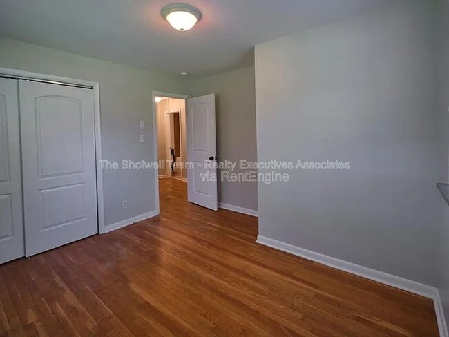 Building Photo - 1005 Francis Rd