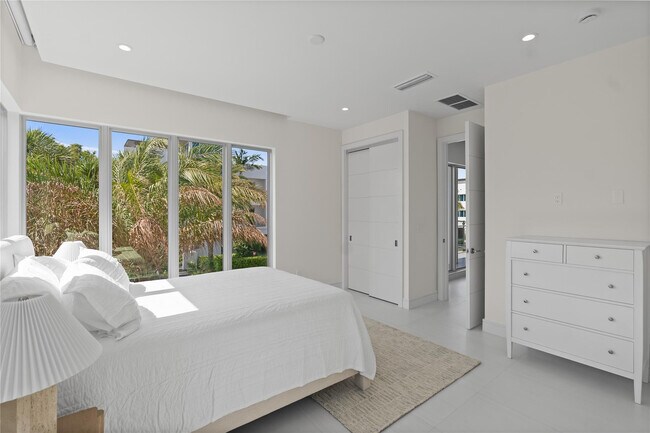 Building Photo - 221 Shore Ct