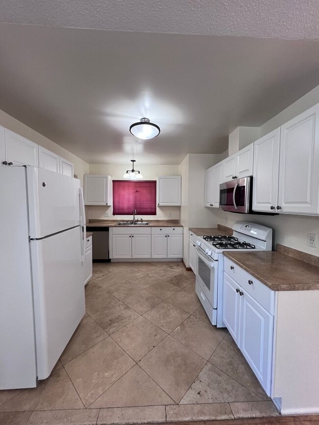Building Photo - 4BR House in Clairemont with a 2 Car Garage, AC, and W/D Hookups