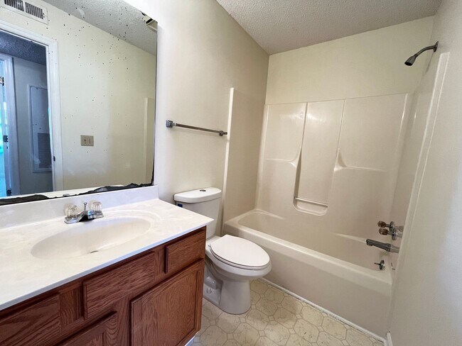 Building Photo - First Floor, Unfurnished, 3 Bedroom, 2 Bath Condo with Screened-in Back Patio!
