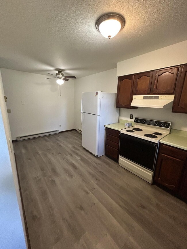 Building Photo - 3 Bedroom Duplex with Attached Garage & La...