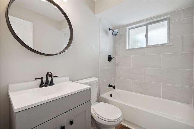 Building Photo - 5339 Elmwood Ave