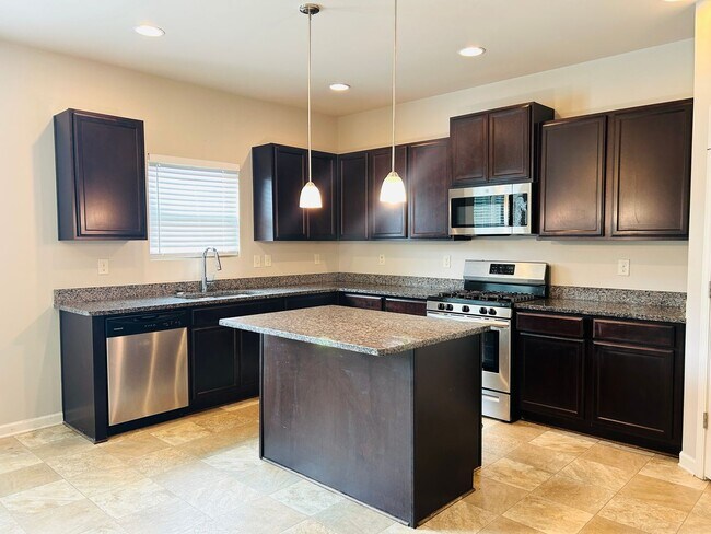 Building Photo - Beautiful 4 bedroom, 2.5 bathroom home In ...