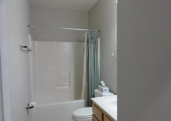 Hallway full bath - 334 Lora Dr